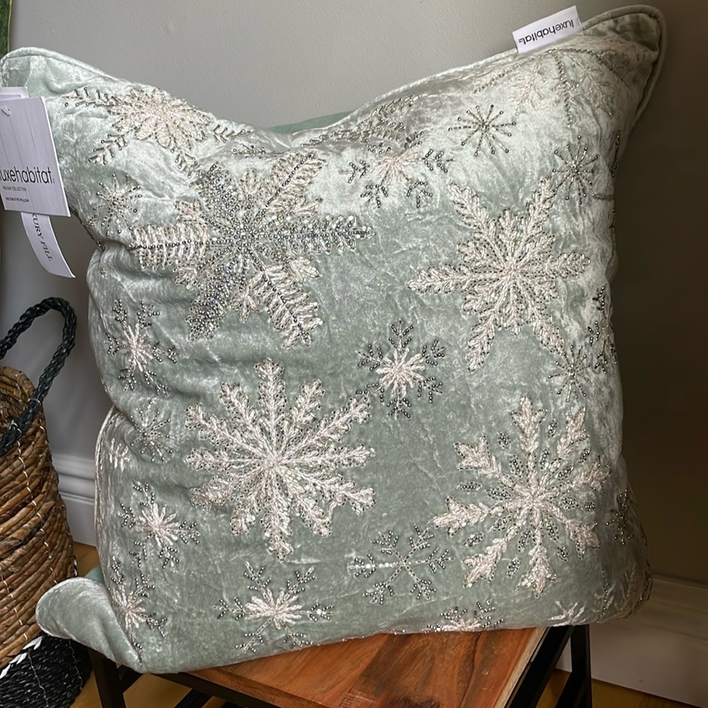 ❄️Sparkling Snowflake ❄️ Gorgeous, soft & plump sparkling ✨ pillow! NWT! - Picture 15 of 16